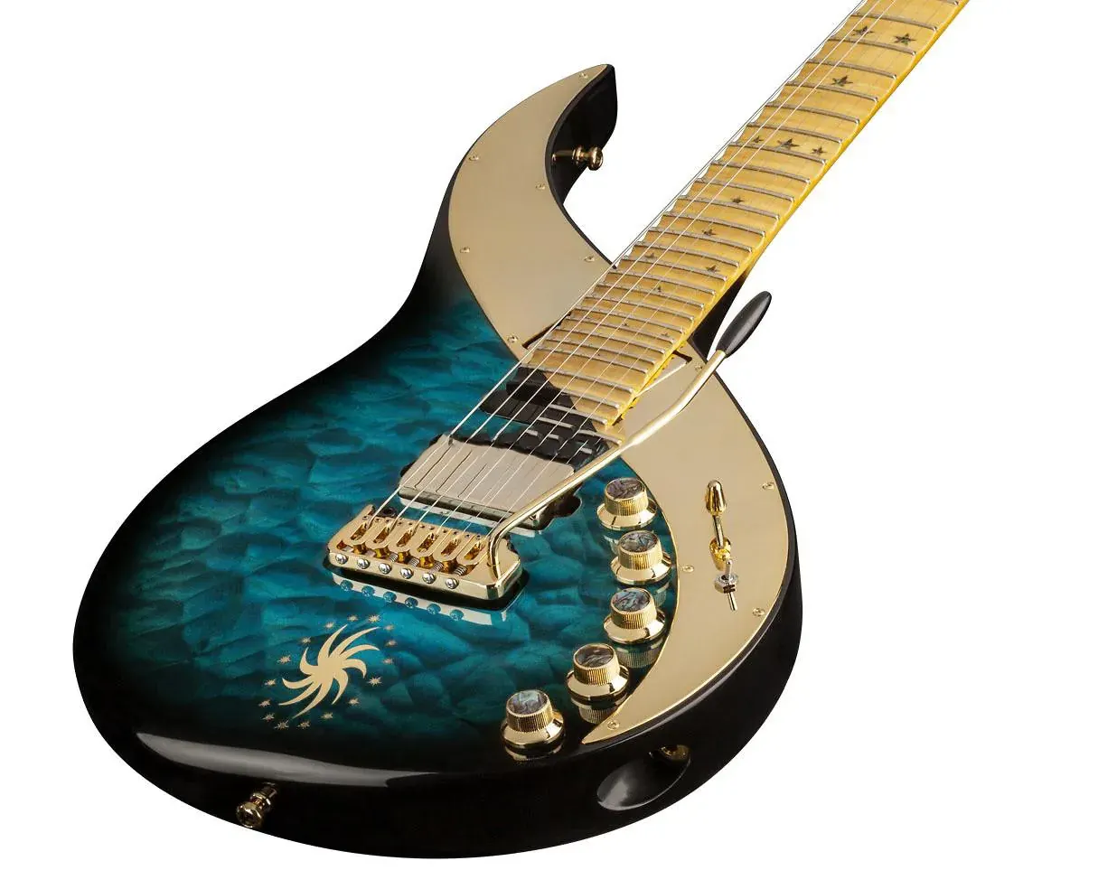Sky Guitar con cuerpo azul transparente acolchado y golpeador dorado, fotografiada sobre fondo blanco