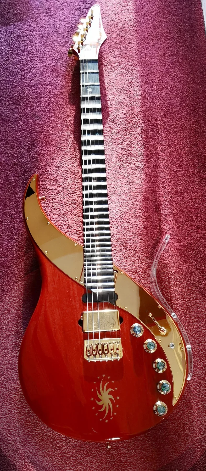 Mahogany Queen roja de caoba entera sobre tela granate, con placa dorada y mandos de abulón