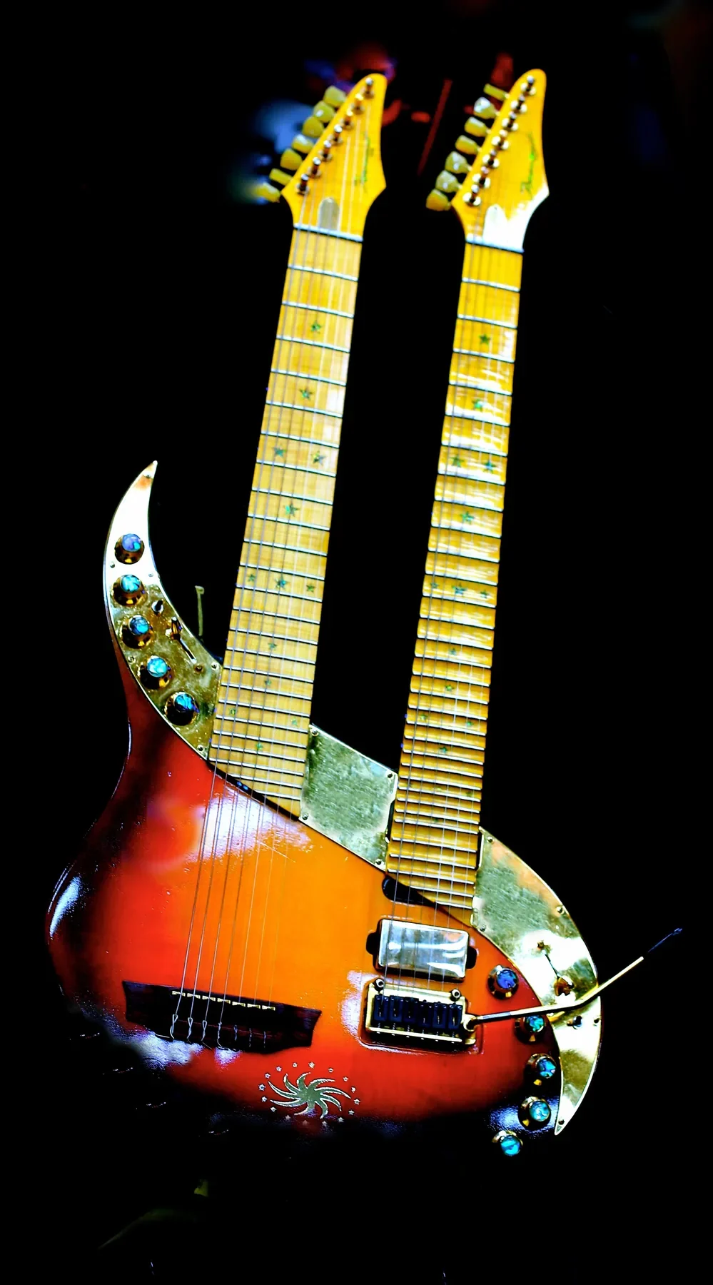 Mighty New Dawn de doble mástil completa sobre fondo negro, cuerpo sunburst y placa espejada