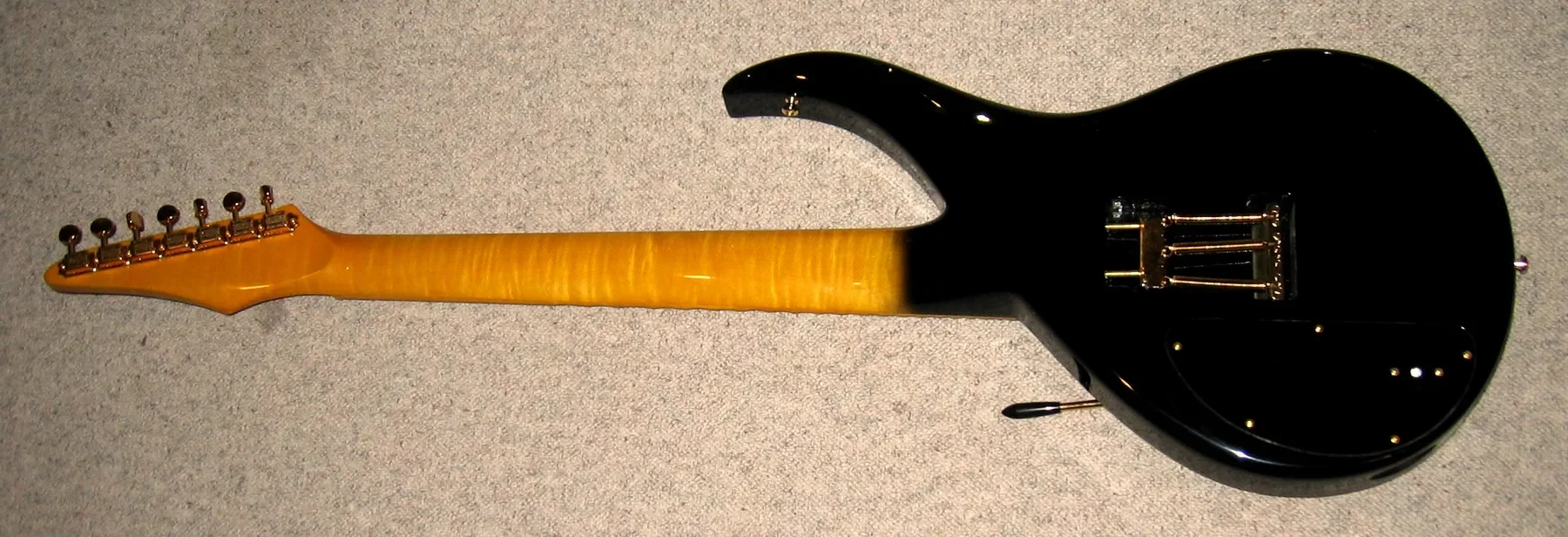 Trasera negra de una Sky Guitar de la serie Lionheart, con mástil de arce flameado y pala