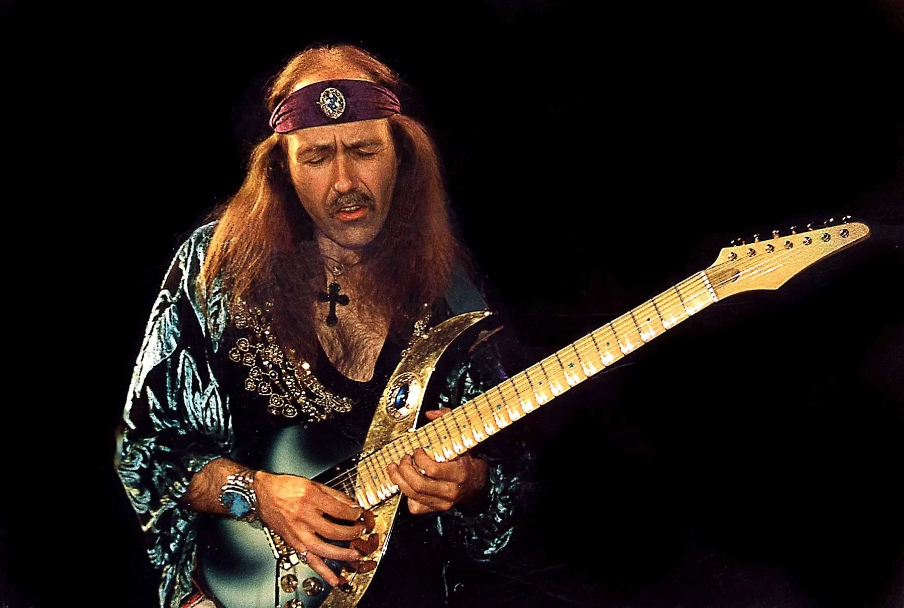 Uli Jon Roth toca la Rembrandt Sky en el festival Monsters of Rock de Turín, en 1998