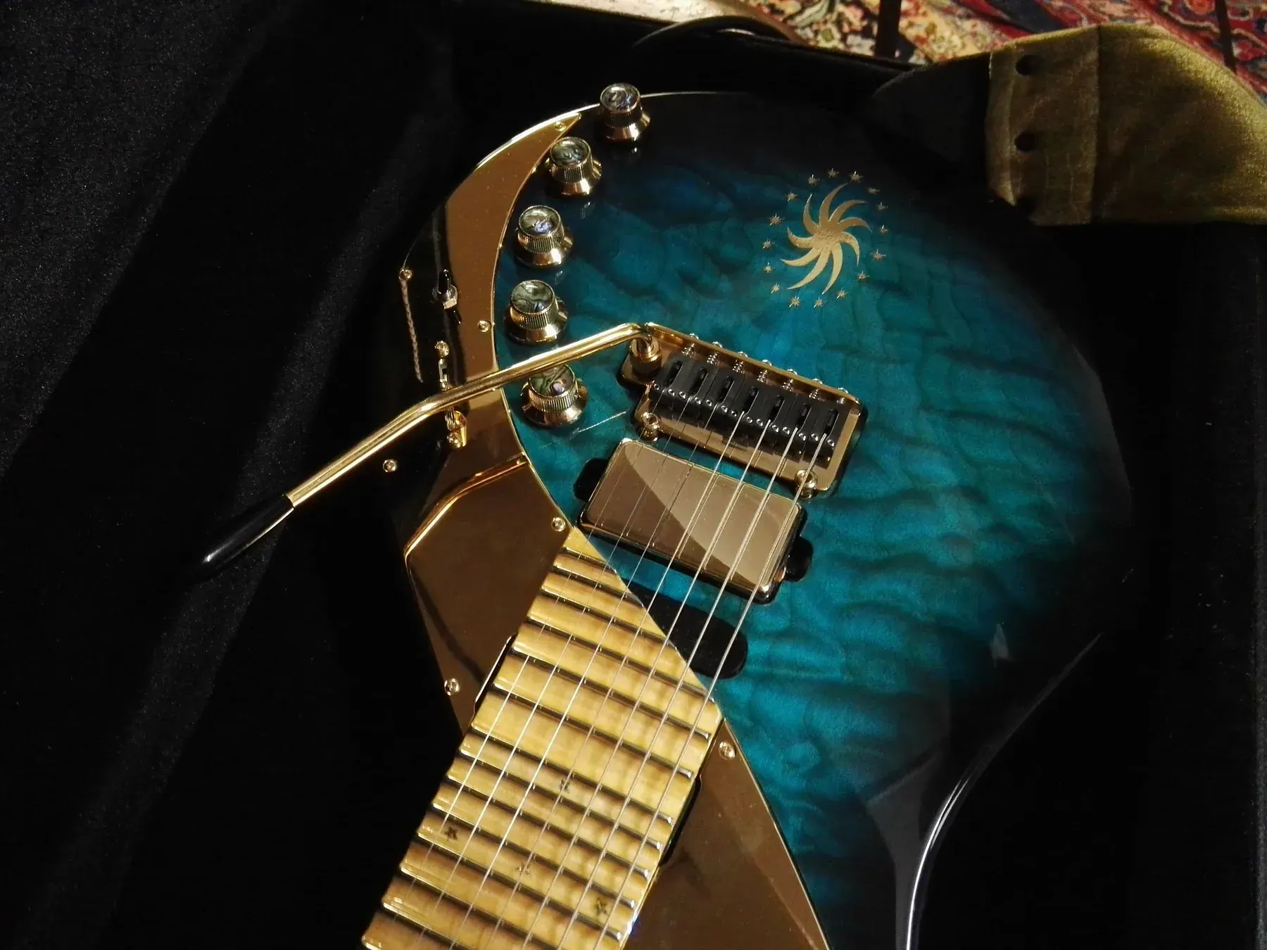 Cuerpo azul acolchado de la Sky Guitar «Sir Percival», con sol incrustado y golpeador dorado