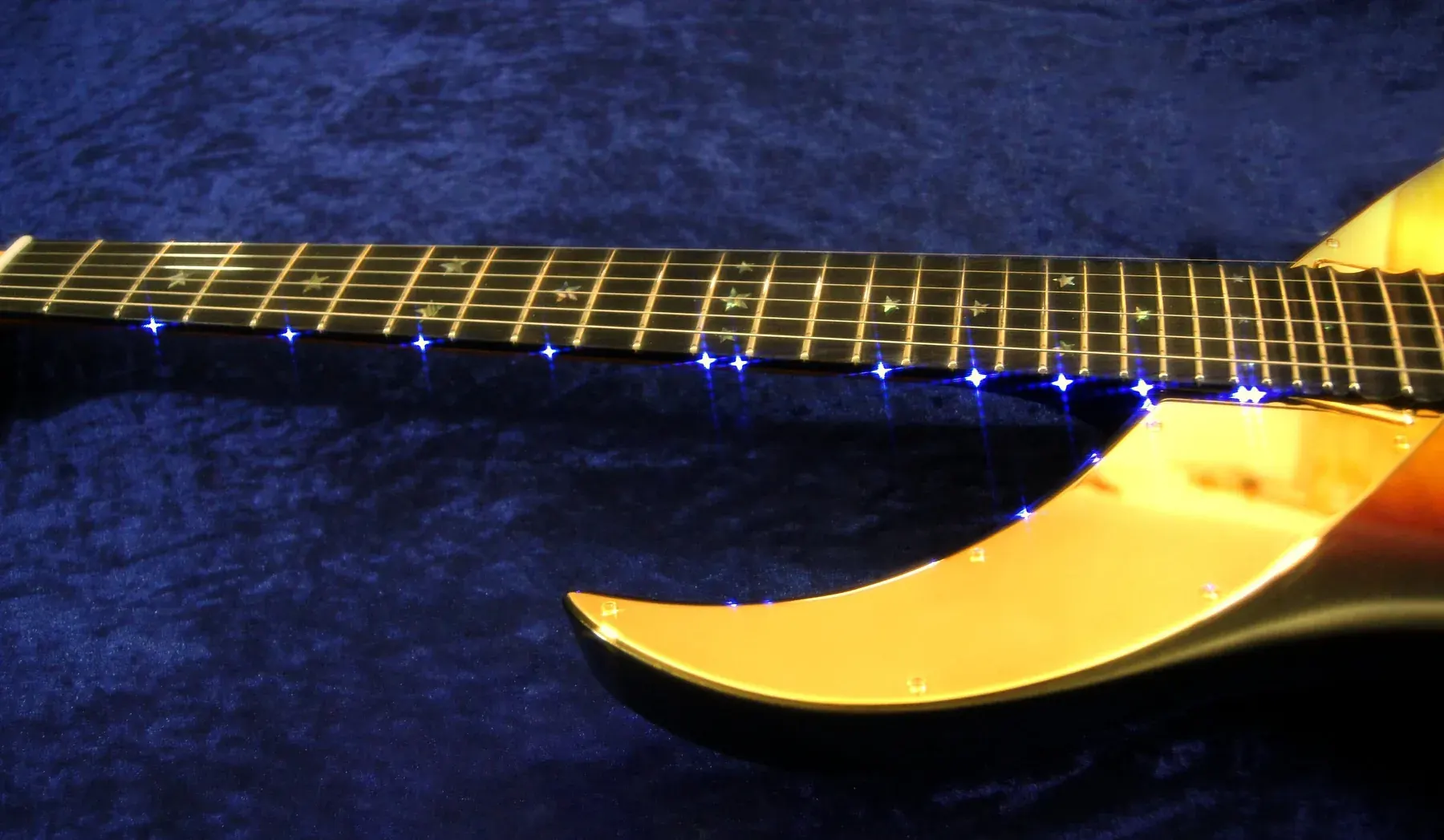 Diapasón de ébano de la Ebony Sky con LED azules encendidos a lo largo del canto