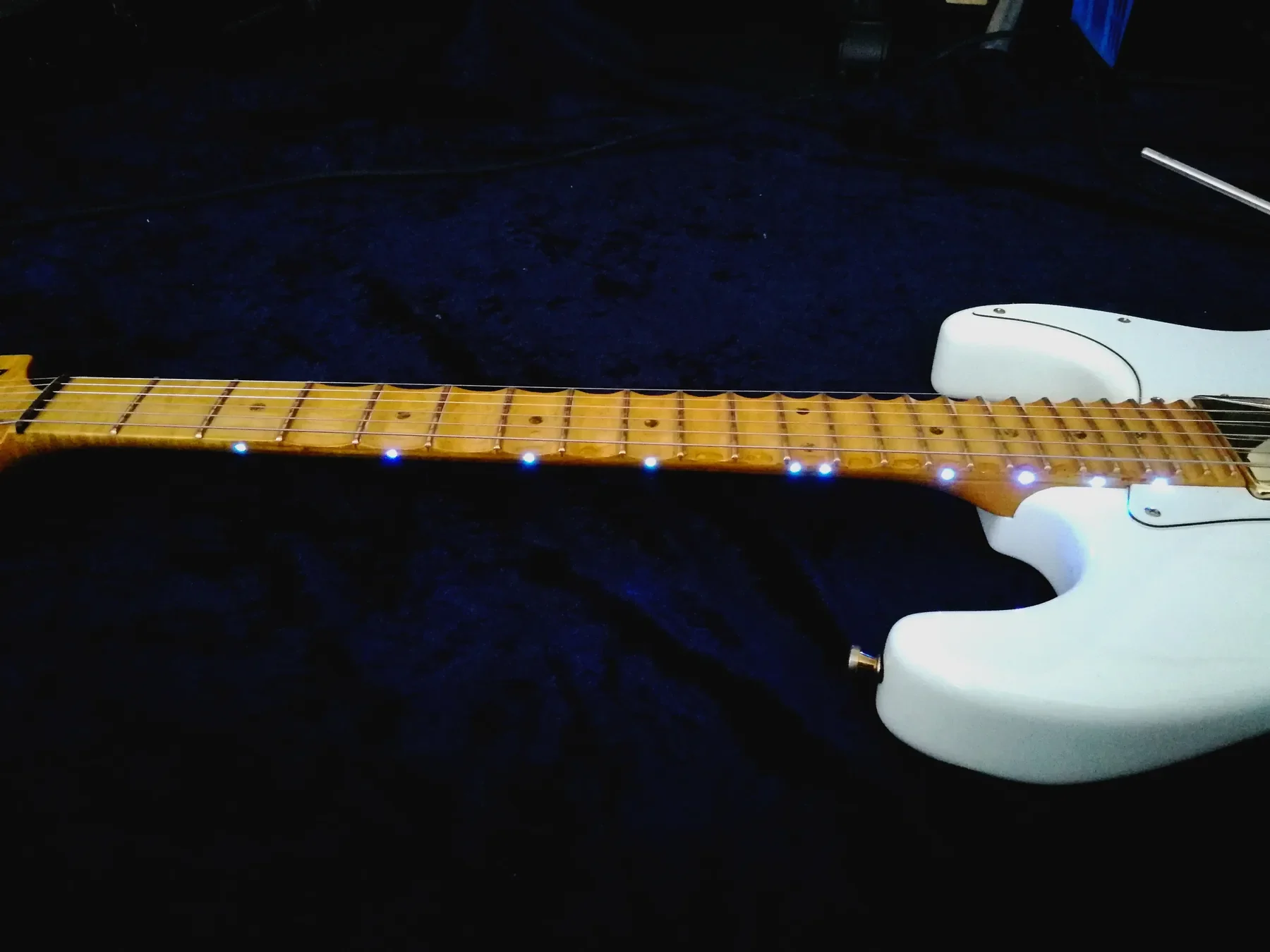 Diapasón de arce de la Sky Strat con marcadores LED azules encendidos en el canto