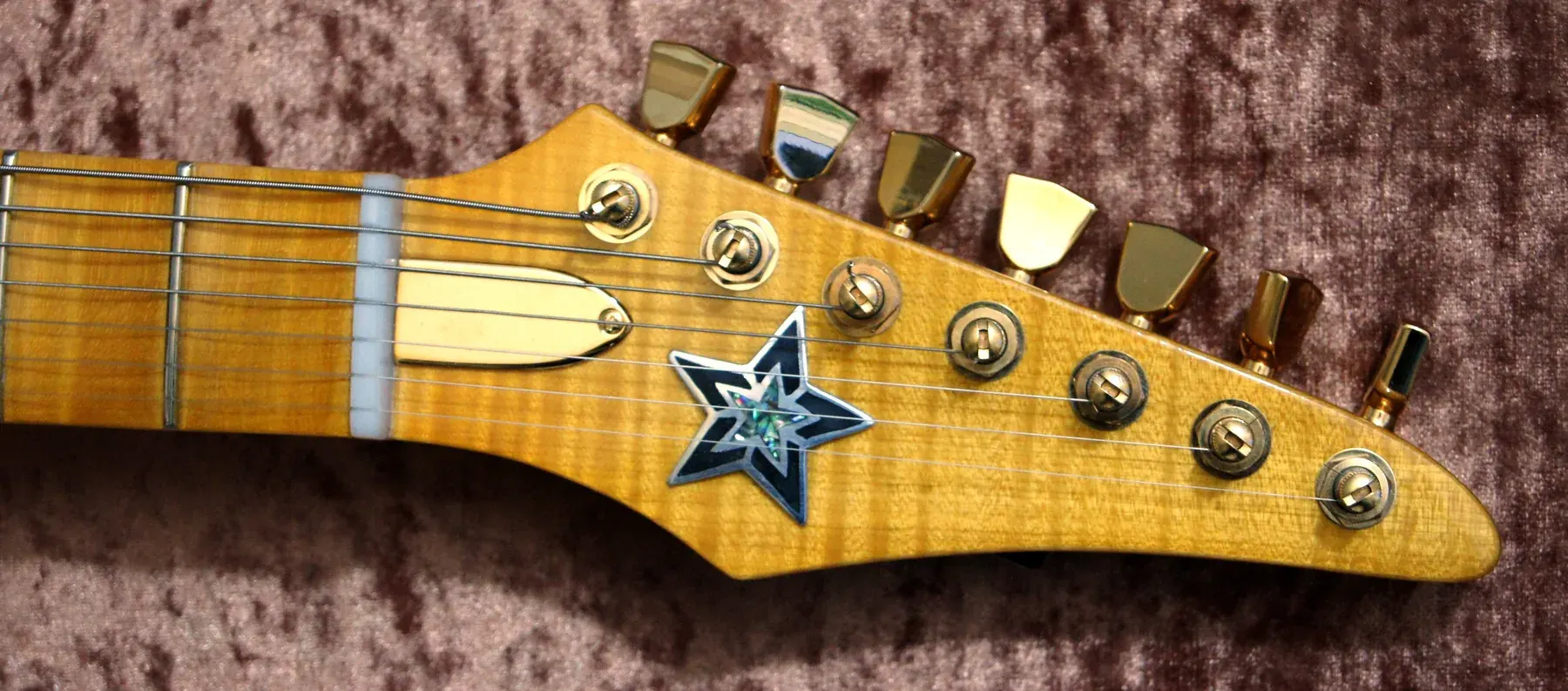 Pala de arce flameado de la Mighty Wing II con estrella incrustada y clavijas en línea