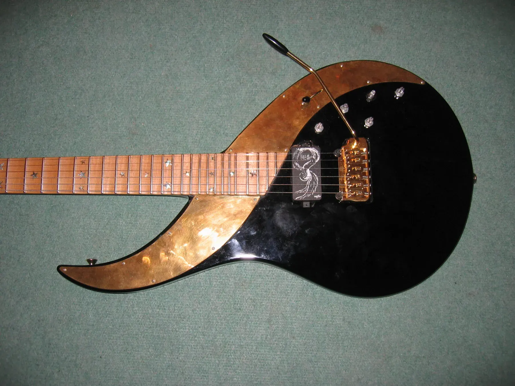 Cuerpo negro de la Raven Sky con placa de cobre martelado, pastilla grabada y puente dorado