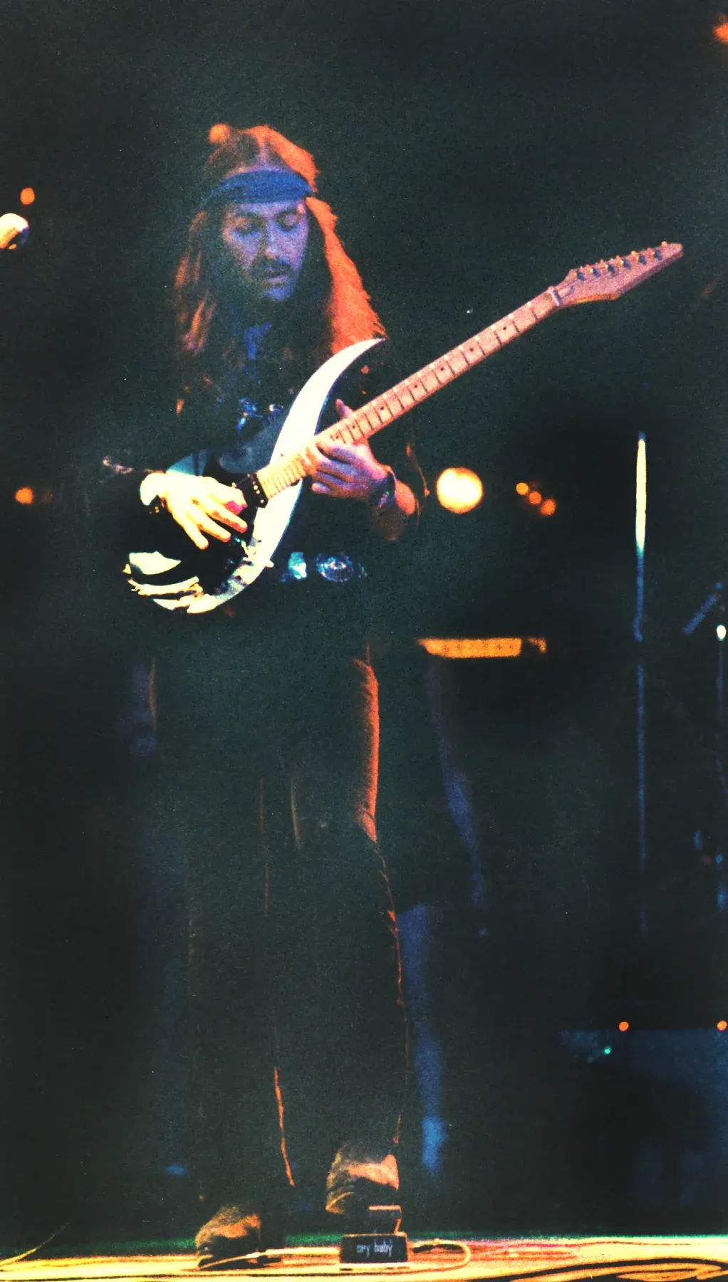 Uli Jon Roth toca en directo la Dolphin Sky negra y blanca sobre un escenario oscuro