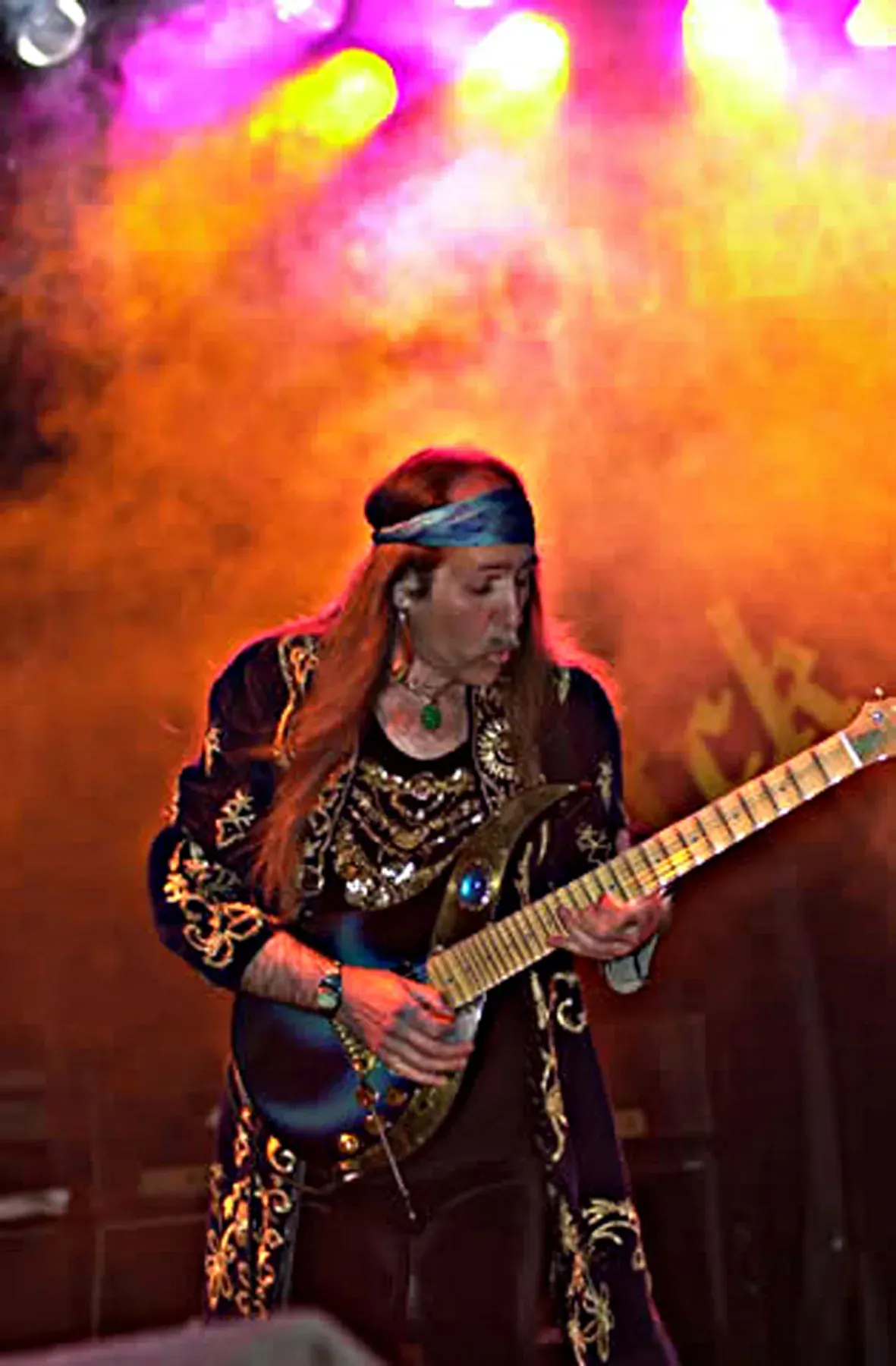 Uli Jon Roth con la Rembrandt Sky bajo luces naranjas en Castle Donington, Inglaterra, en 2001