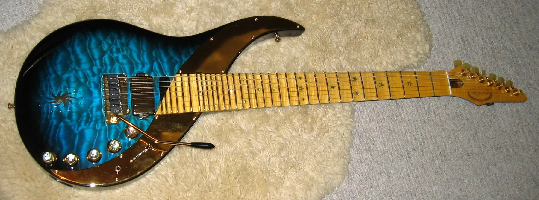 Sky Guitar azul acolchada de la serie Lionheart completa, con mástil de arce y herrajes dorados