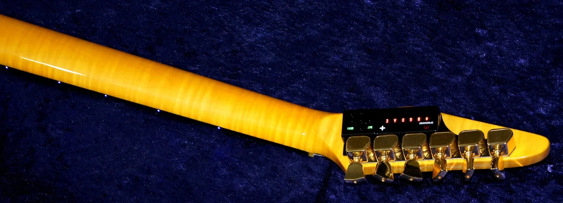 Reverso del mástil de arce y de la pala de la Ebony Sky con el afinador robótico