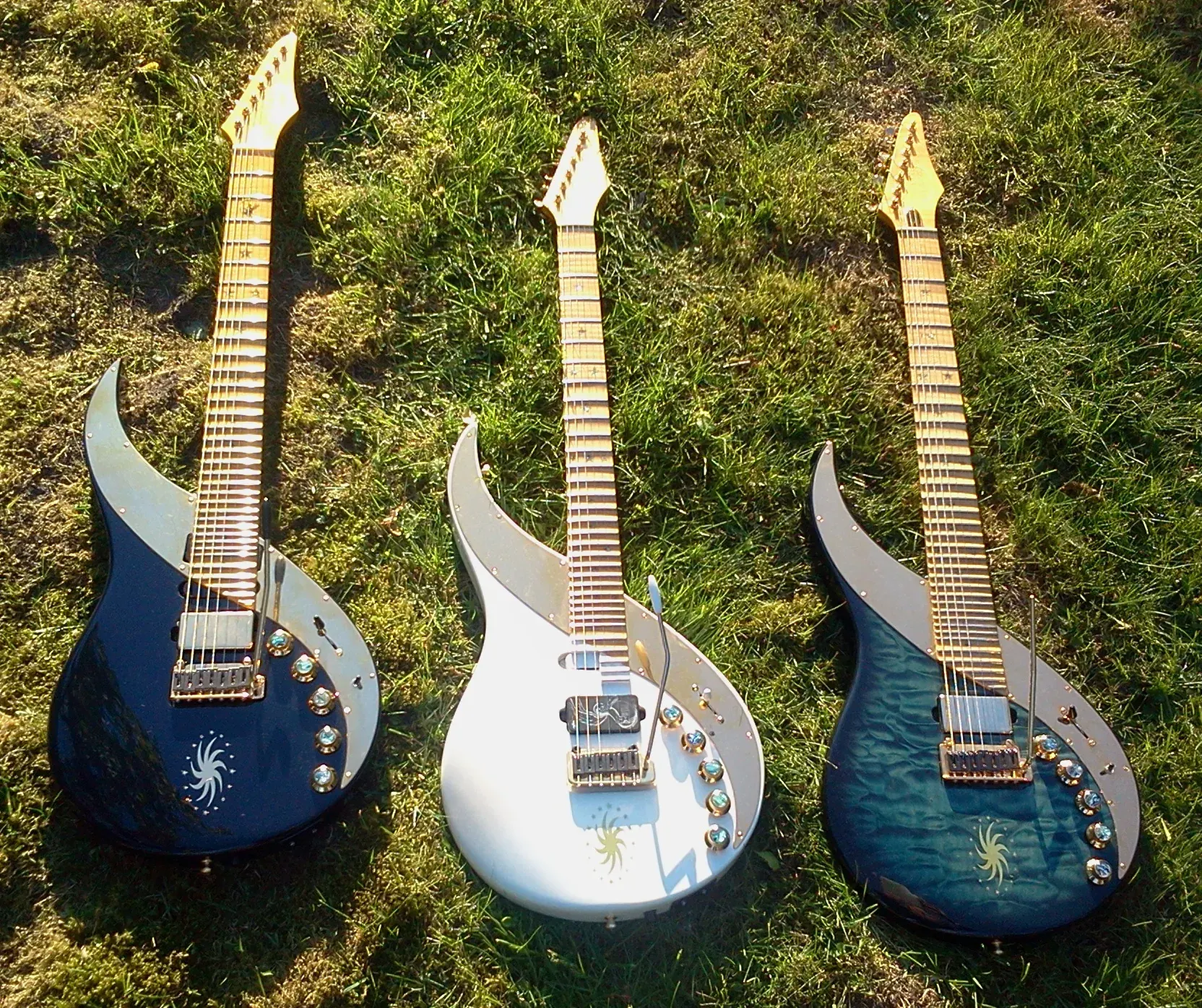 Tres Sky Guitars sobre la hierba, entre ellas una Bianca Sky blanca, fotografiadas en mayo de 2011