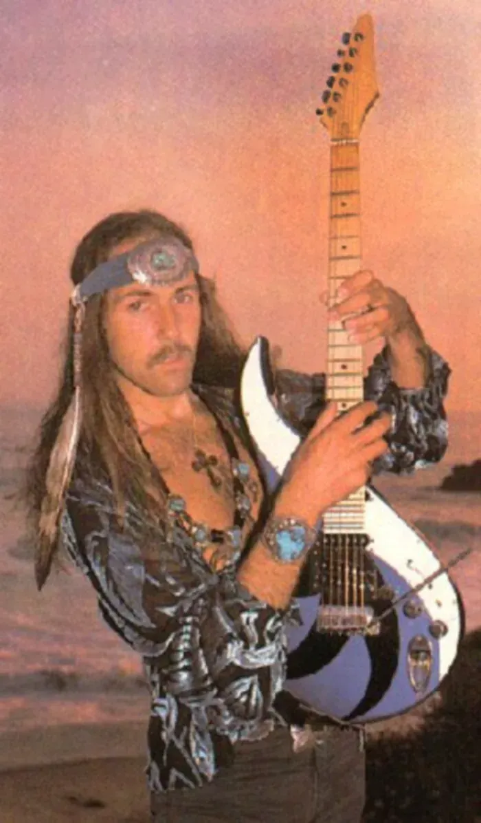 Uli Jon Roth posa con la Dolphin Sky azul y blanca en Corona del Mar, California, en 1985