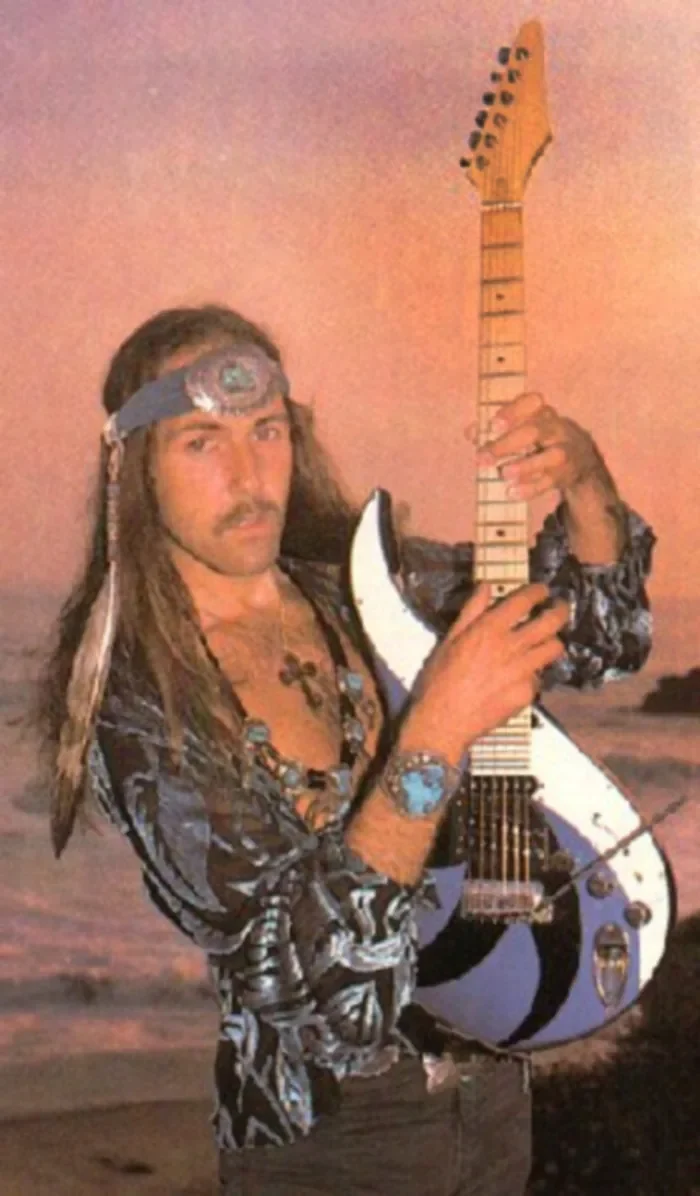 Uli Jon Roth posa con la Dolphin Sky azul y blanca en Corona del Mar, California, en 1985