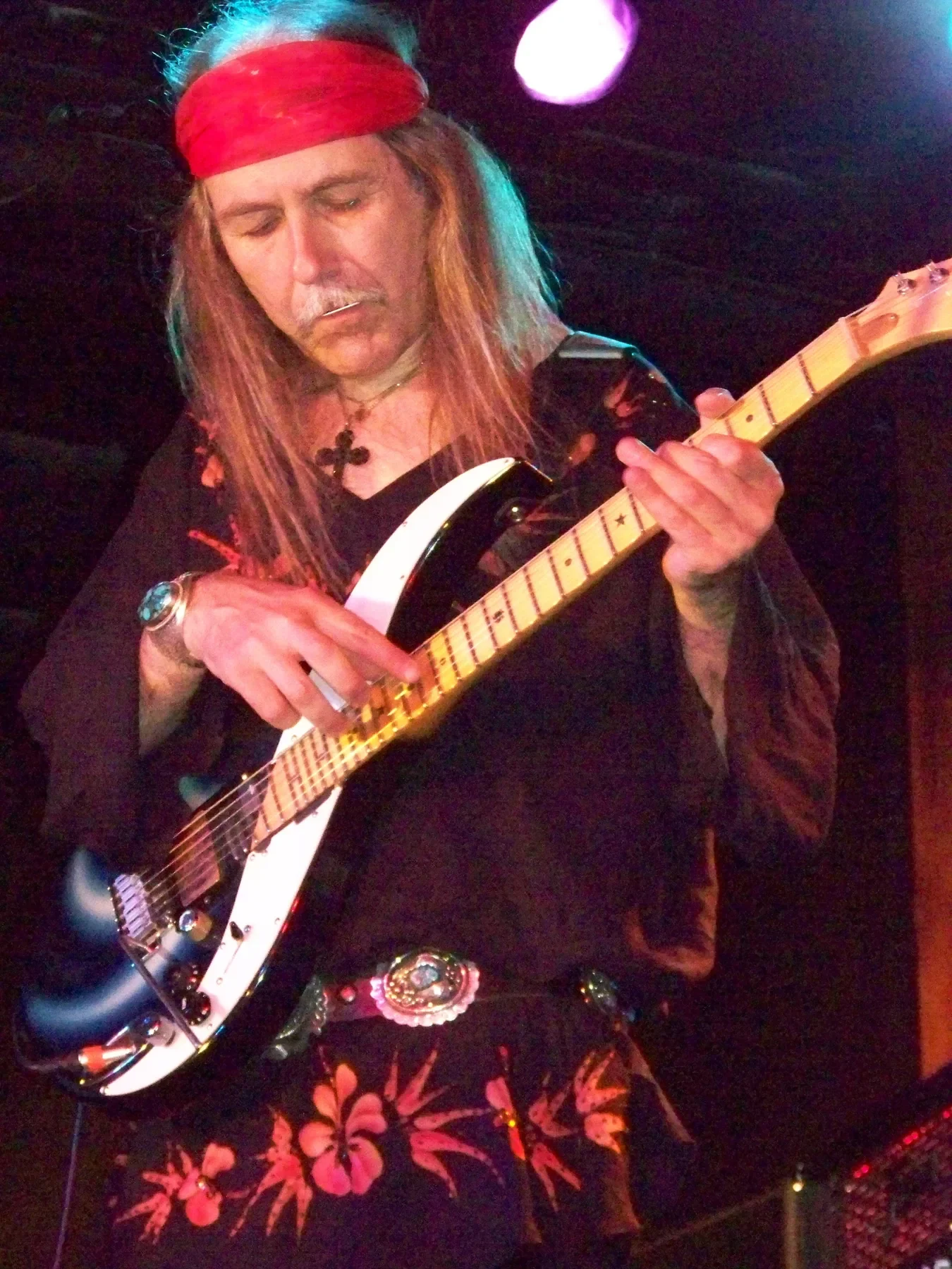Uli Jon Roth toca en directo una Sky Guitar de cuerno blanco en Redondo Beach, California, en 2009