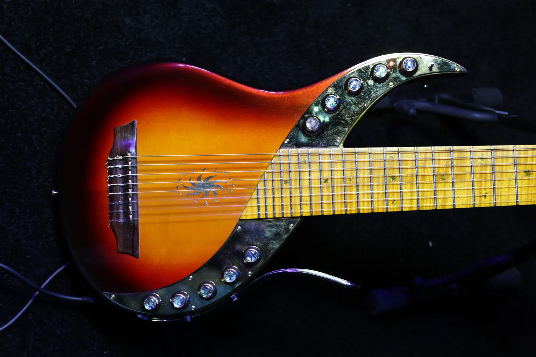 Cuerpo sunburst de la Sunset Sky con placa espejada, hilera de mandos y diapasón sobre el cuerpo