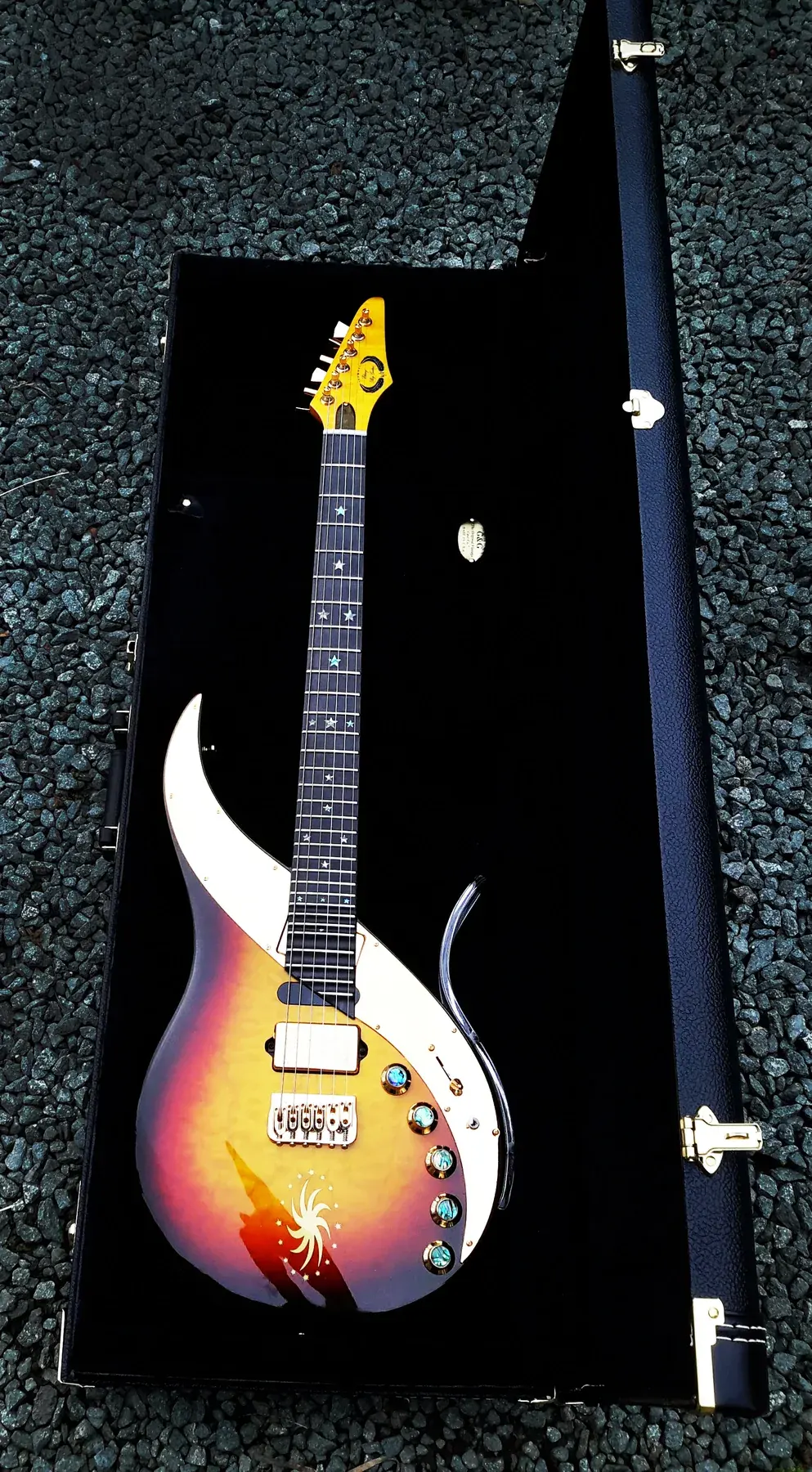 Ebony Sky sunburst dentro de su estuche negro abierto, vista desde arriba