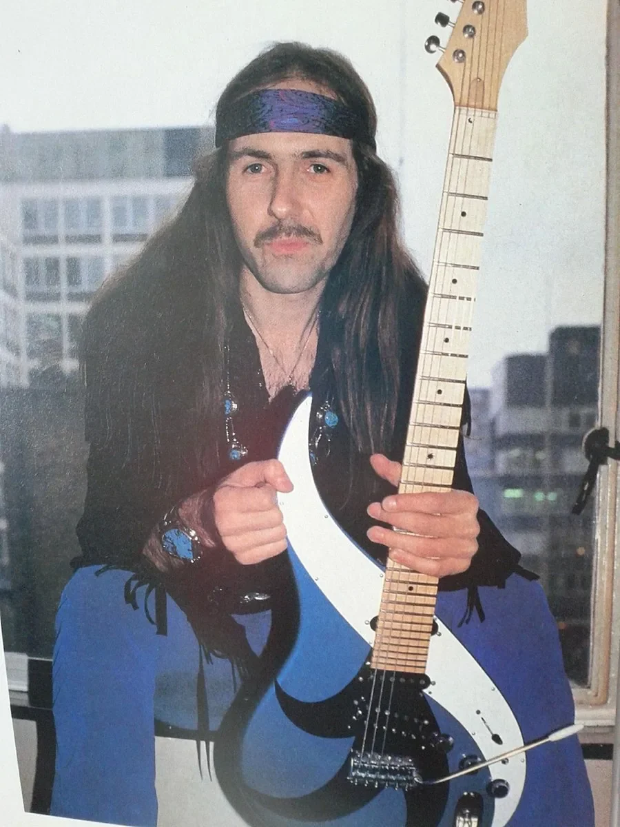Uli Jon Roth joven sostiene la Dolphin Sky de cuerno blanco curvado y cuerpo azul