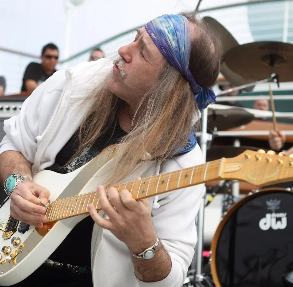 Uli Jon Roth toca en directo una Sky Guitar blanca con diapasón de arce, con pañuelo azul