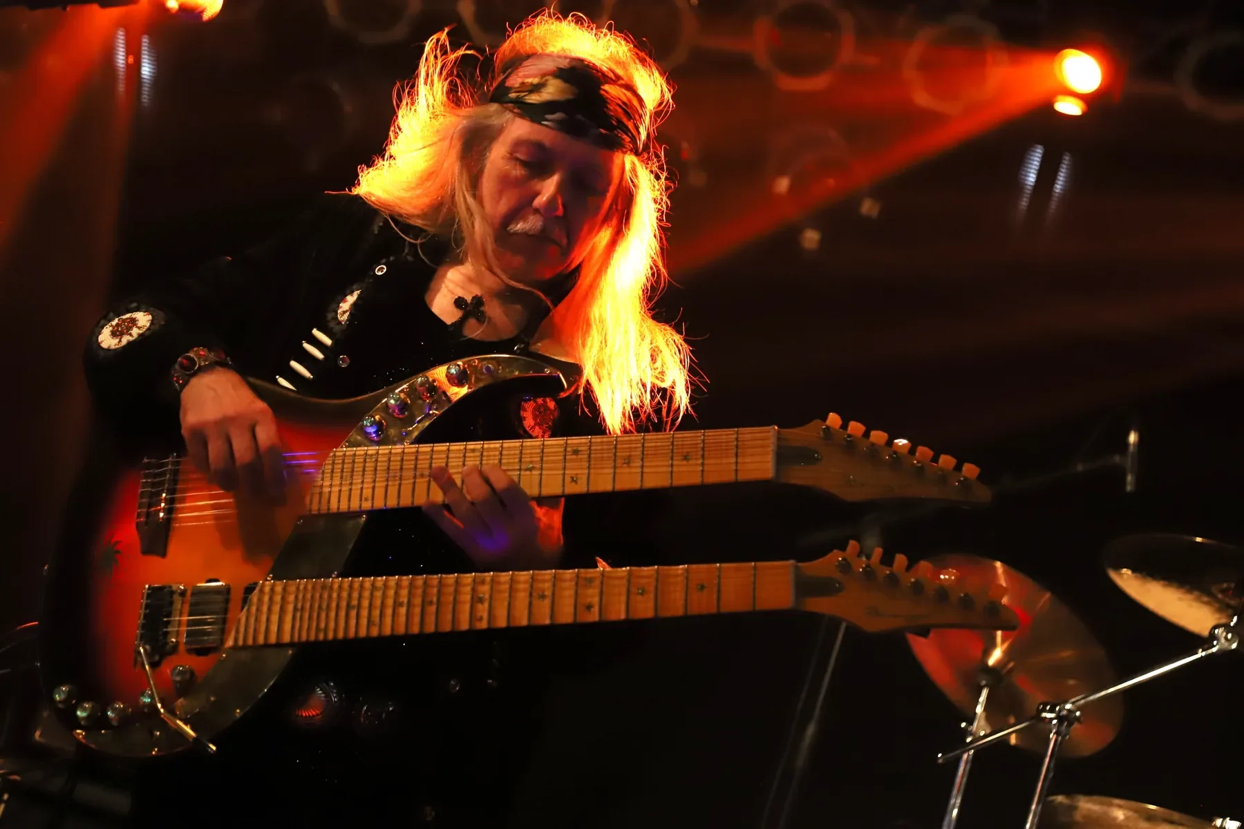 Uli Jon Roth toca en directo la Mighty New Dawn de doble mástil bajo focos cálidos