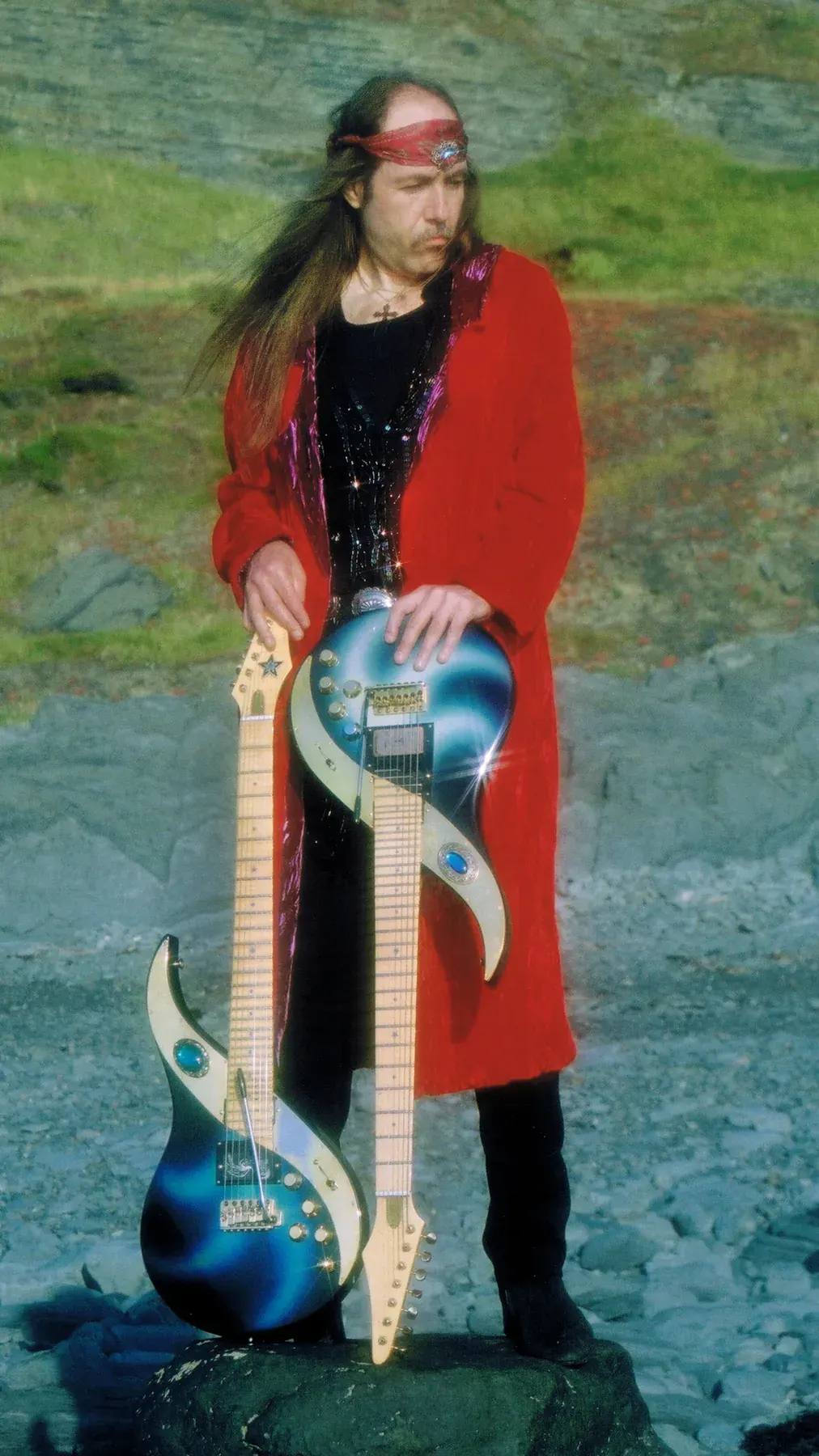 Uli Jon Roth en la playa de Tanybwlch con la Rembrandt Sky y la Mighty Wing