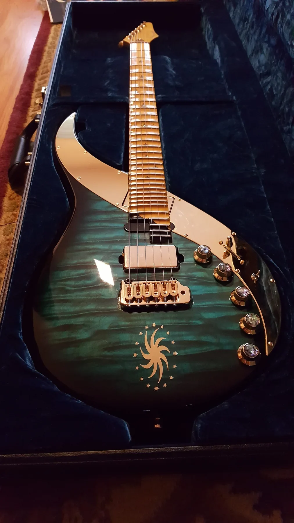 Sky Guitar «Ascension» de tapa verde azulada acolchada dentro de su estuche abierto