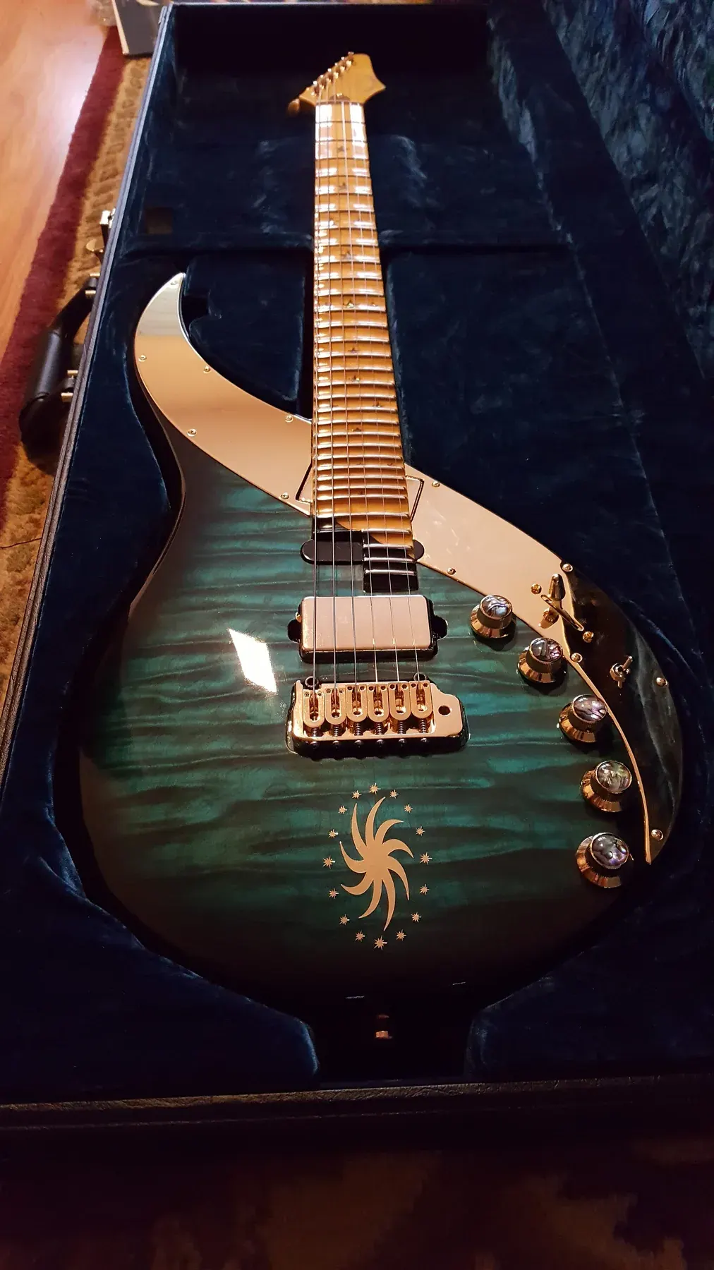 Sky Guitar «Ascension» de tapa verde azulada acolchada dentro de su estuche abierto