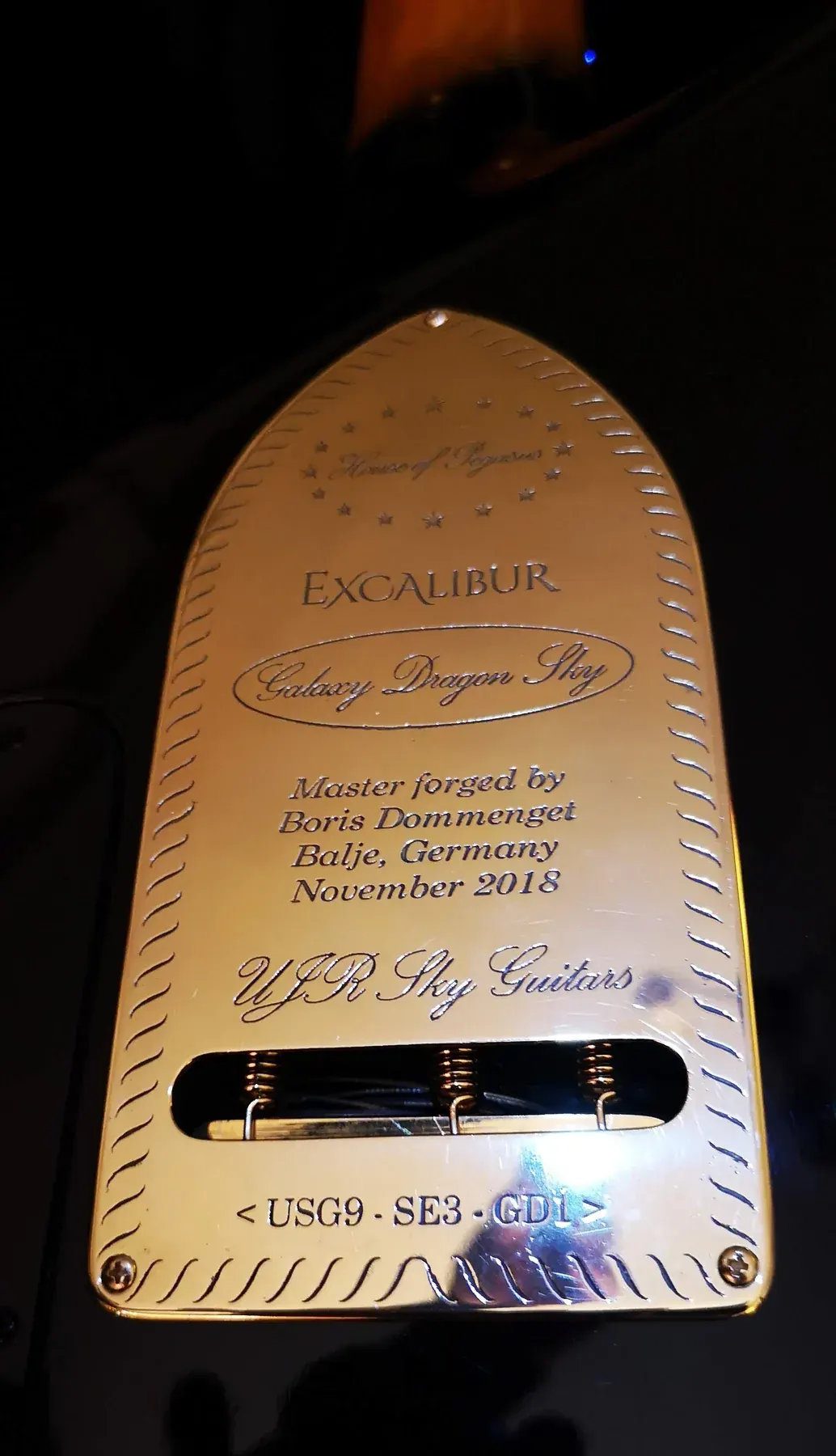 Placa trasera grabada de la Excalibur «Galaxy Dragon Sky», forjada por Boris Dommenget en noviembre de 2018