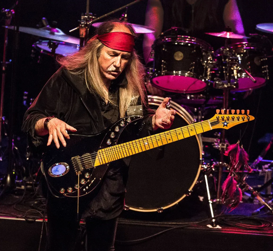 Uli Jon Roth toca en directo la Excalibur negra, con la piedra de luna encendida