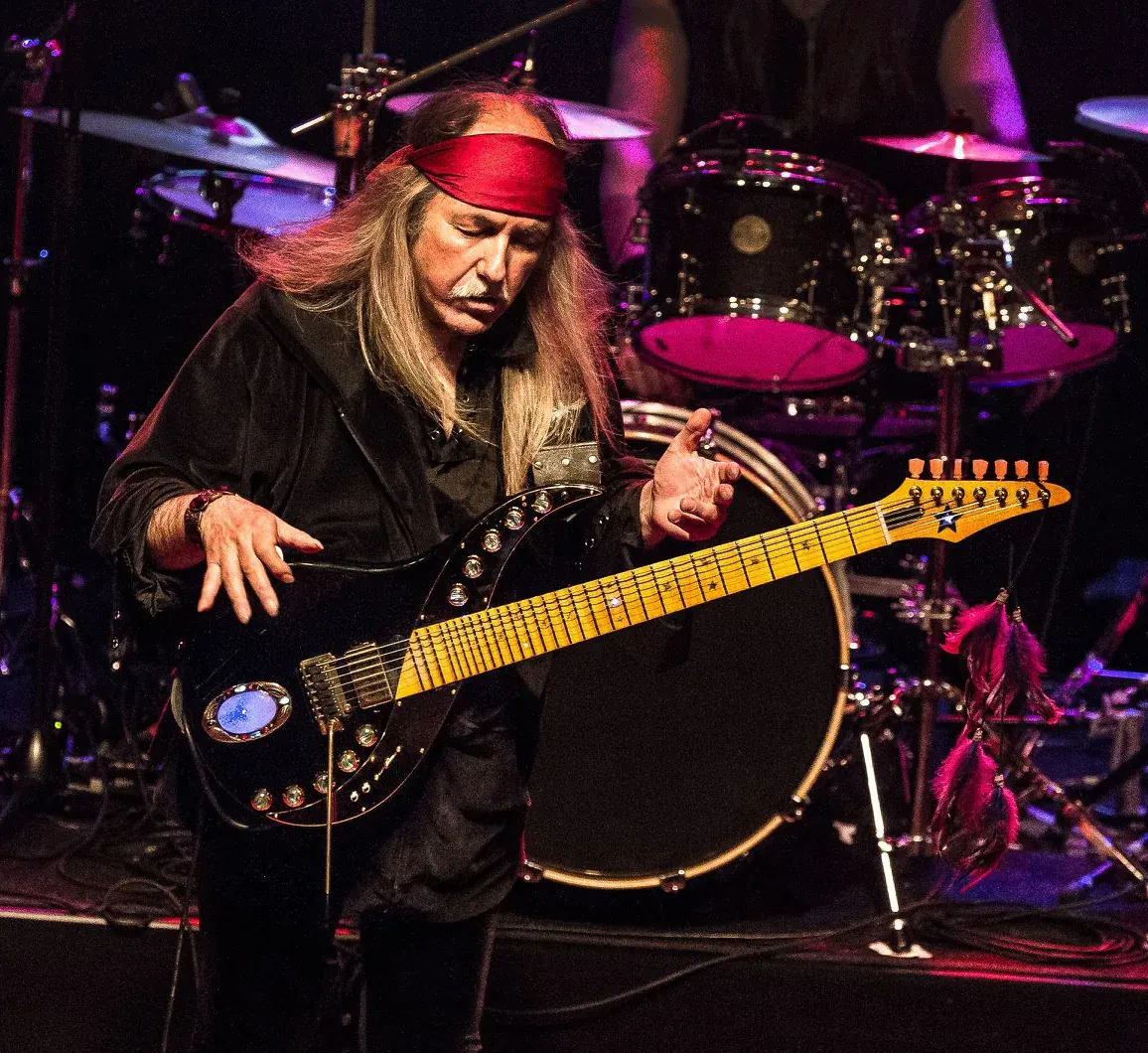 Uli Jon Roth toca en directo la Excalibur negra, con la piedra de luna encendida
