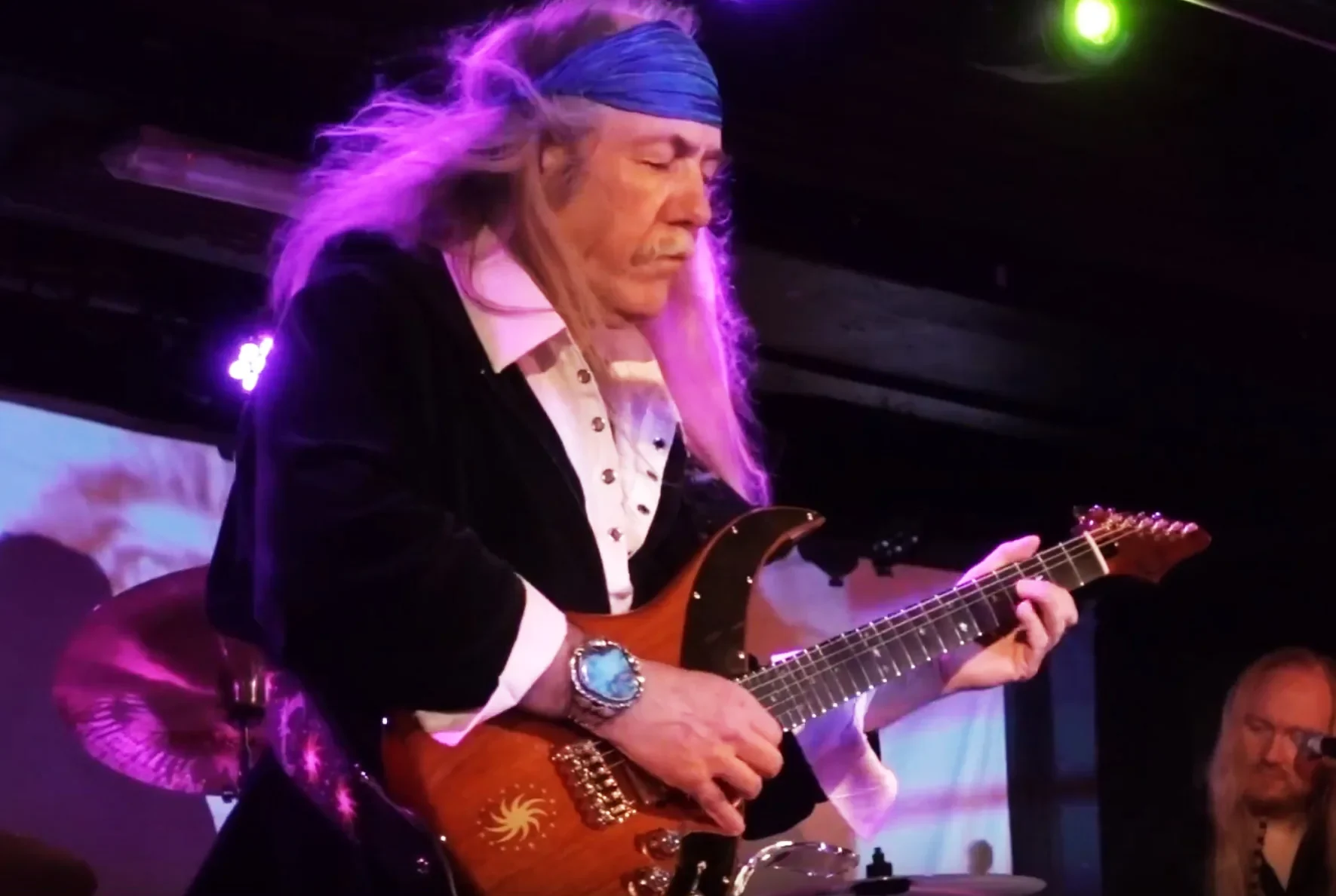 Uli Jon Roth toca en directo la Mahogany Queen roja bajo luces moradas en el Òran Mór