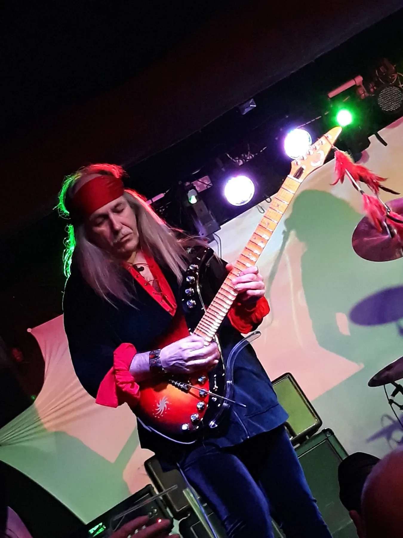 Uli Jon Roth toca en directo una Sky Guitar sunburst de la serie Sky Elite