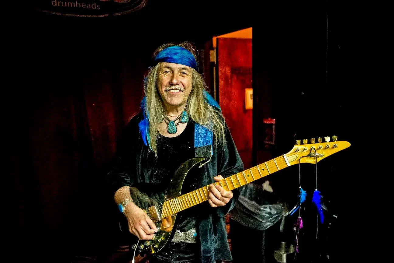Uli Jon Roth sonríe con una Sky Guitar de tapa acolchada en el BB King’s de Nueva York, 2016