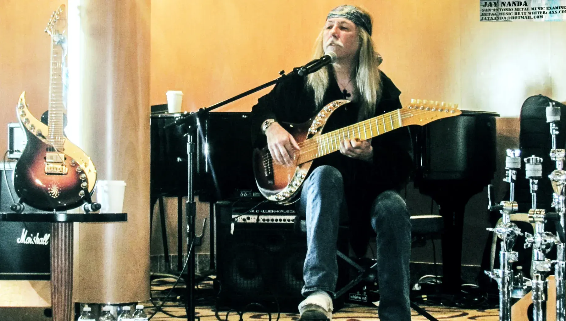 Uli Jon Roth toca sentado una Sky Guitar sunburst, con otra en un soporte a su lado