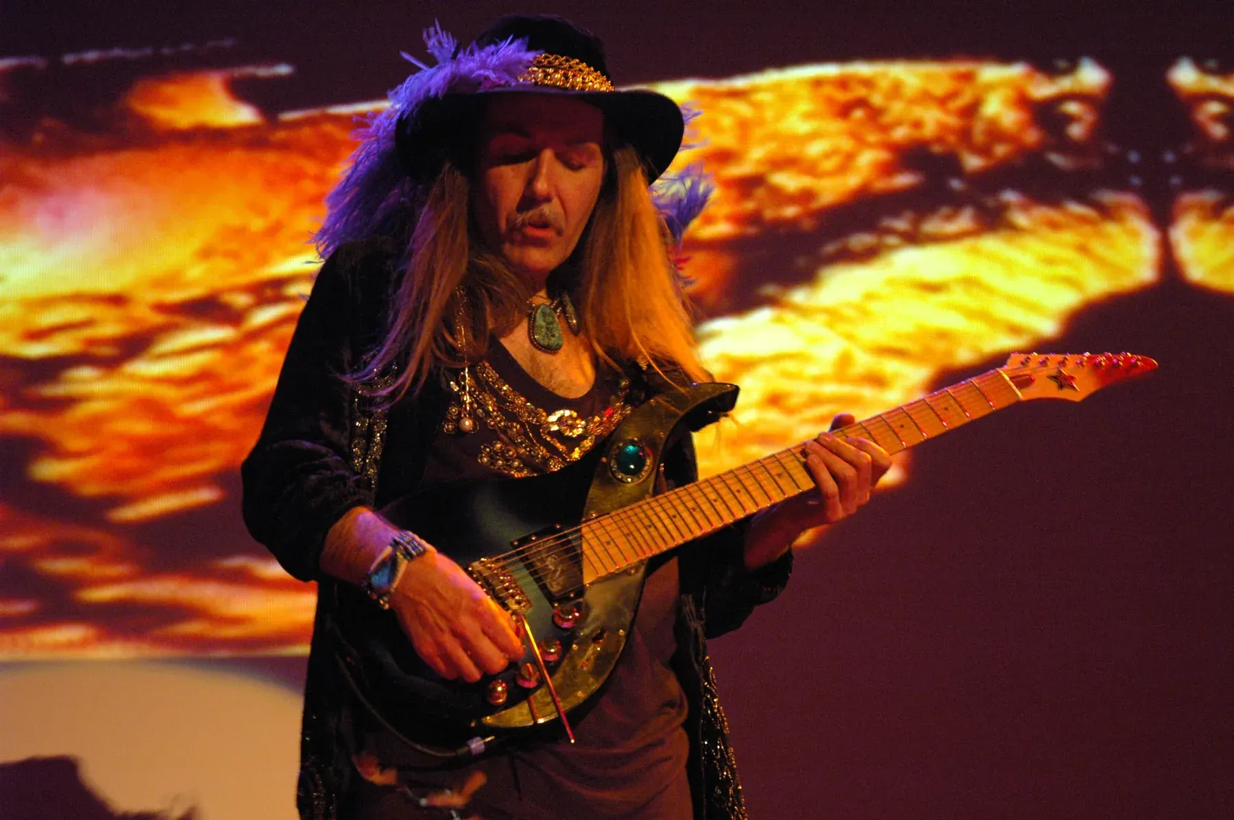 Uli Jon Roth con sombrero de plumas toca una Sky Guitar en el House of Blues de Chicago