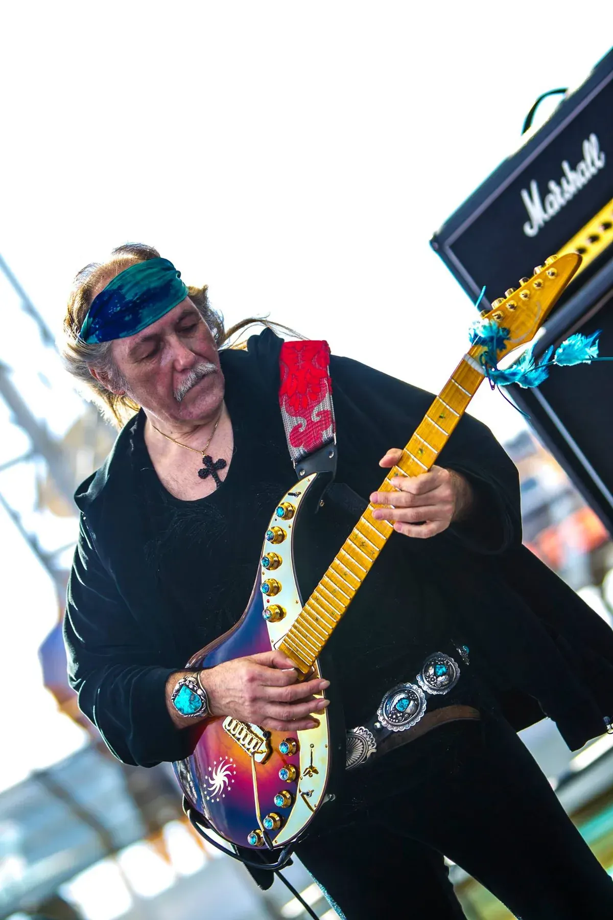 Uli Jon Roth toca una Sky Guitar multicolor en la cubierta de un crucero por el Caribe en 2017