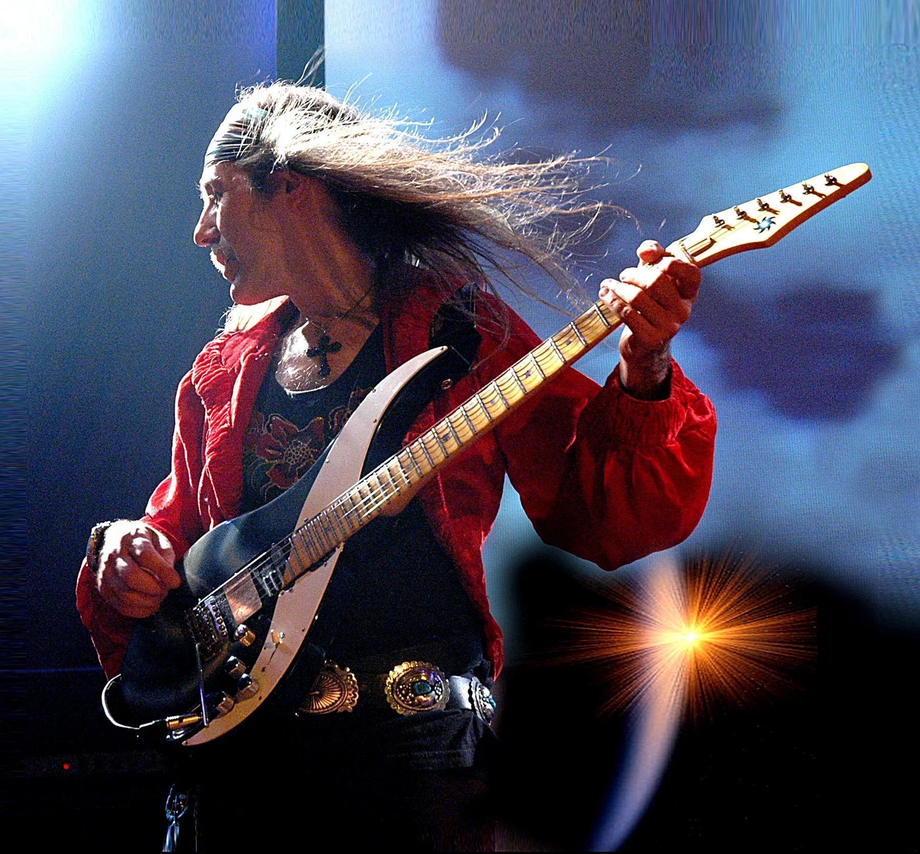 Uli Jon Roth en concierto, tocando una Sky Guitar con camisa roja