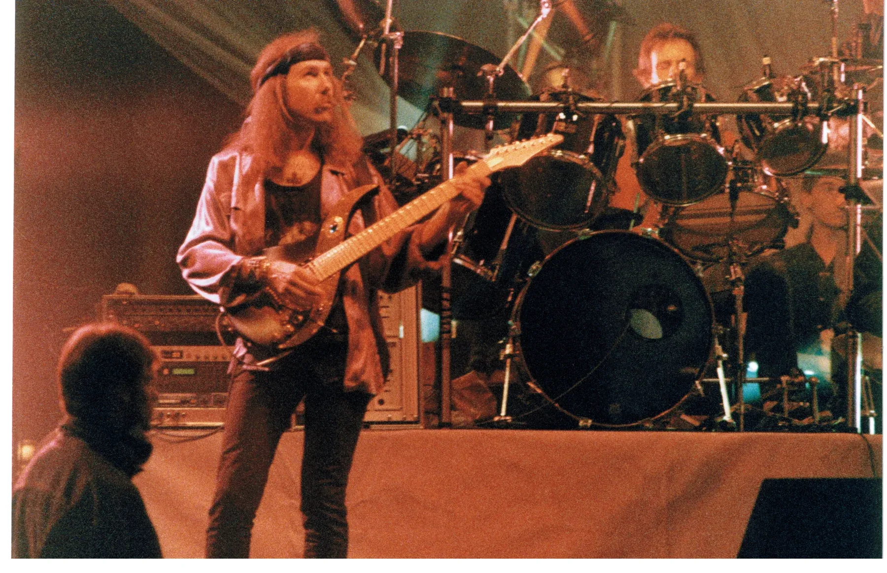 Uli Jon Roth sobre el escenario en una fotografía de época, de espaldas a la batería