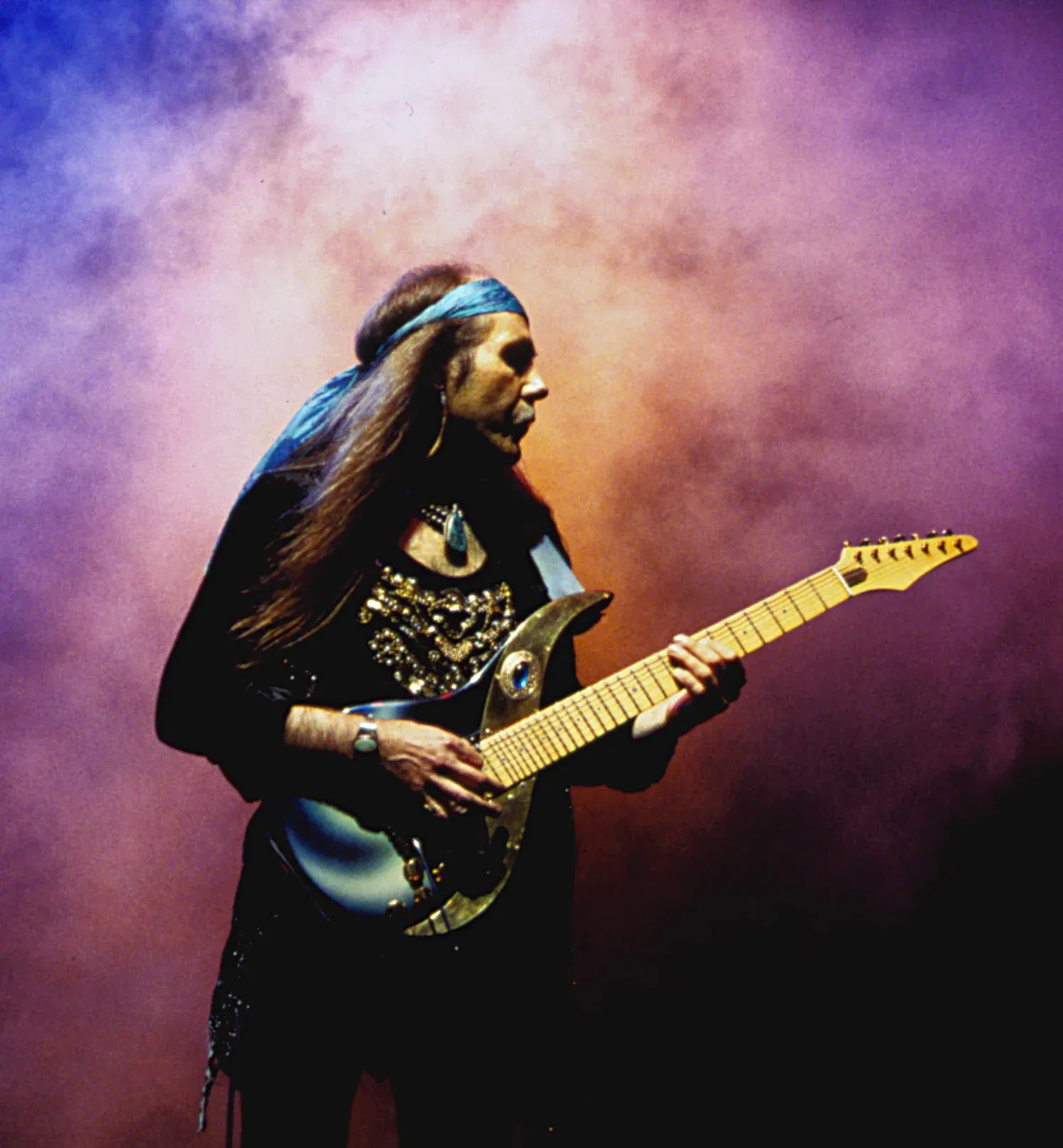 Uli Jon Roth en una fotografía de promoción, tocando una Sky Guitar